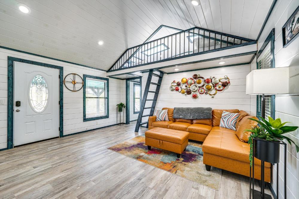 Broken Bow Cabin with Hot Tub, Fire Pit and Creek View
